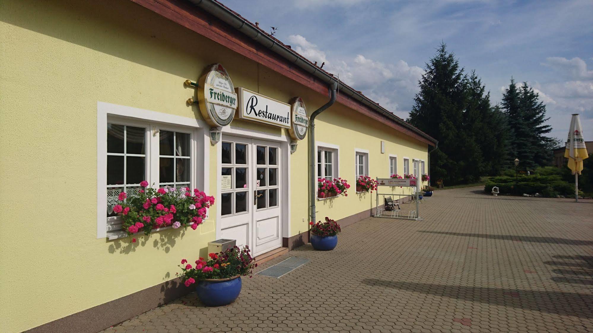 לובנאו Hotel-Pension Am Muehlberg מראה חיצוני תמונה